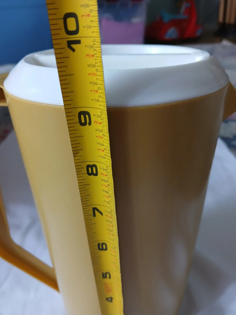 Vintage Rubbermaid Pitcher 2.25 qt Almond Beige with White Lid